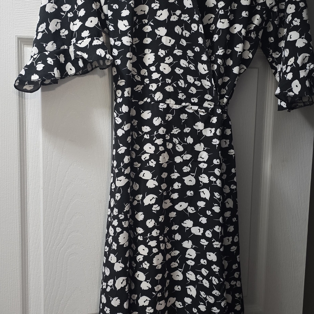 Elegant Black and White Floral Dress - Picture 1 of 1
